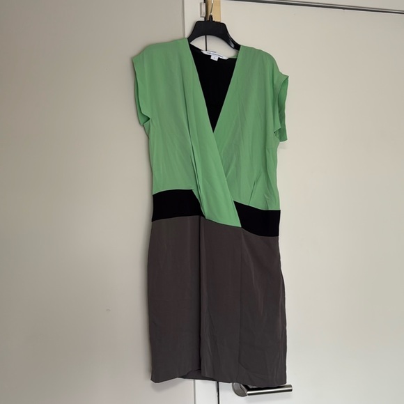 Diane Von Furstenberg Dresses & Skirts - Diane Von Furstenburg dress Size 6